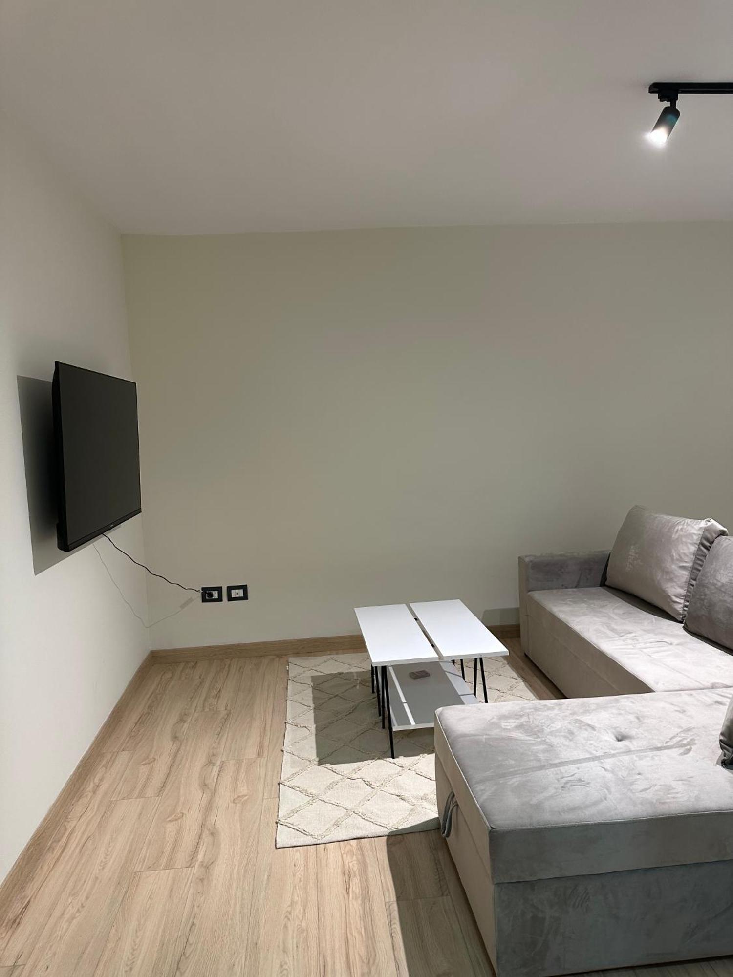 White Apartment, In The Center Of Tirana Buitenkant foto