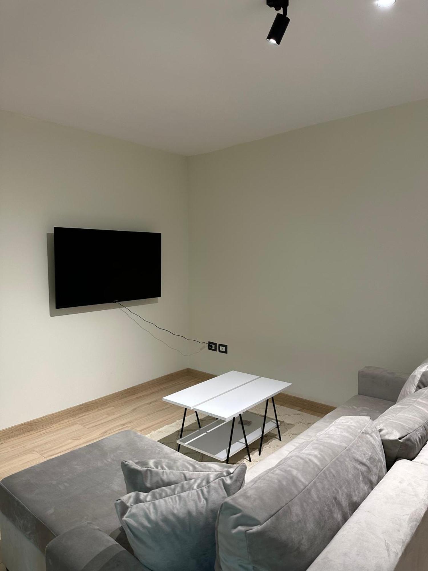 White Apartment, In The Center Of Tirana Buitenkant foto