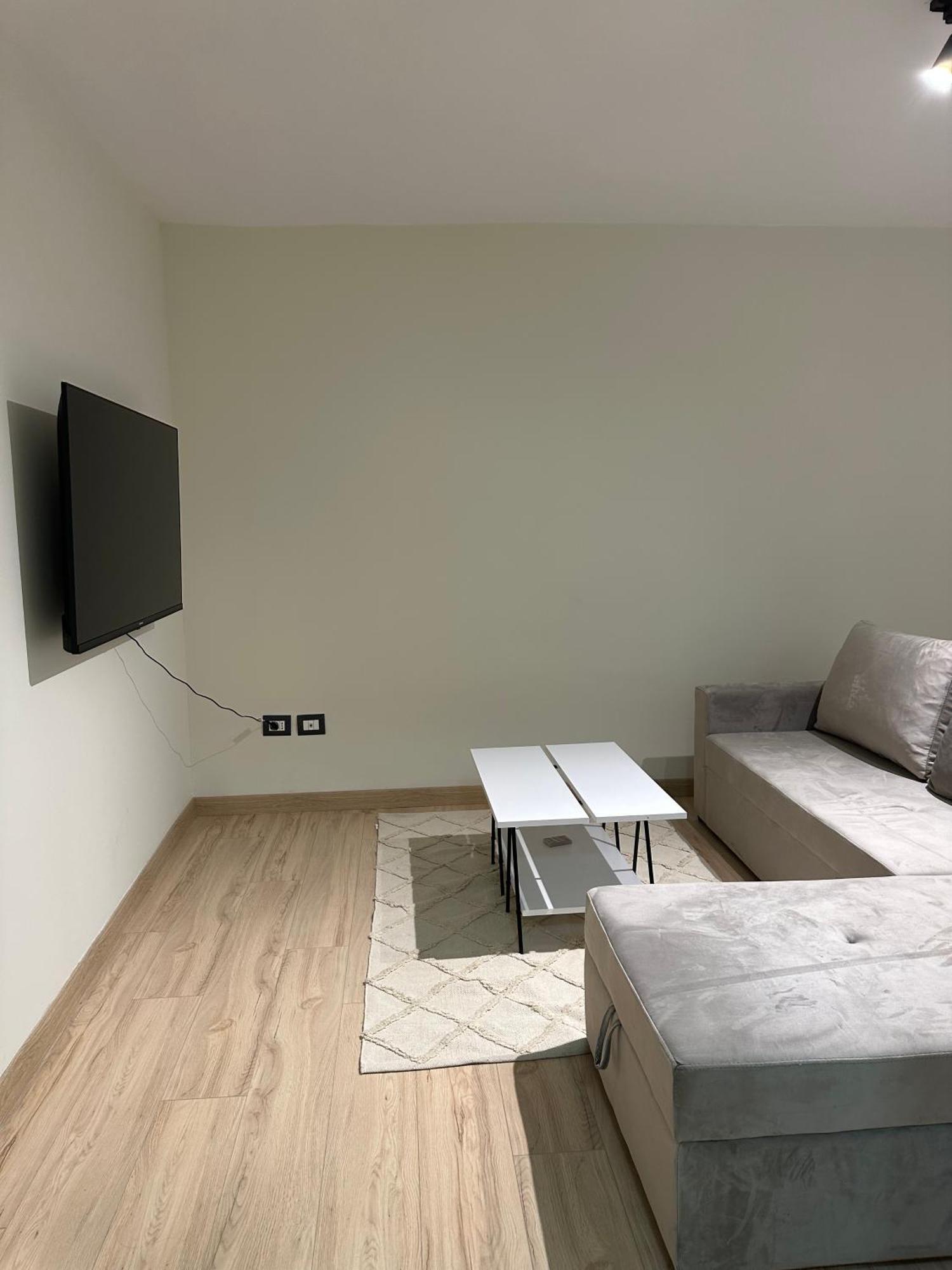 White Apartment, In The Center Of Tirana Buitenkant foto